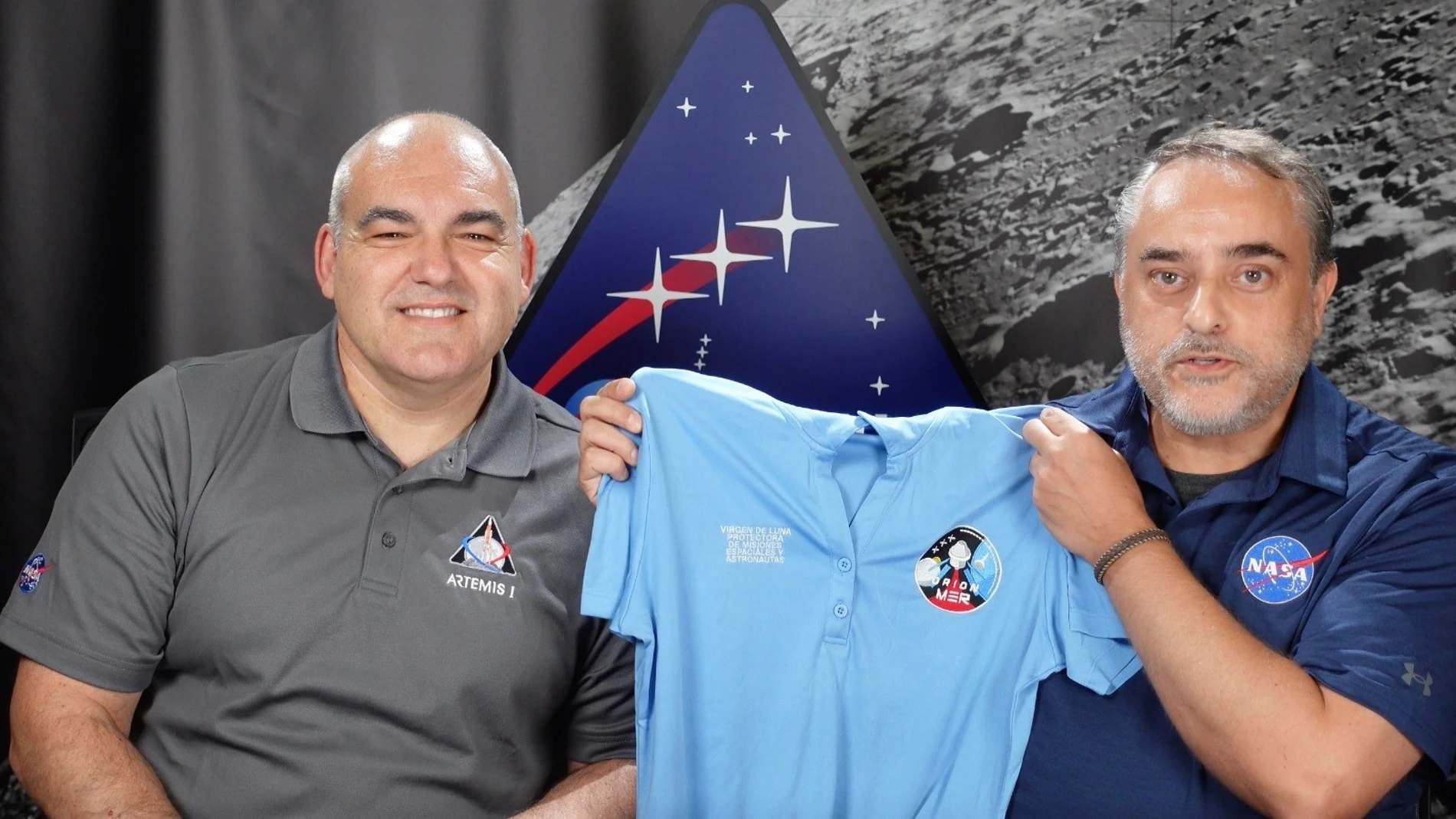 Los ingenieros españoles de la NASA Eduardo García Llama y Carlos García-Galán junto a la camiseta especial con una referencia a la Virgen de Luna. AYUNTAMIENTO DE POZOBLANCO