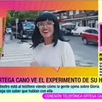 Gloria  Camila, entrevistando a gente por la calle