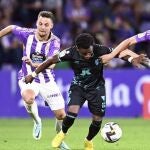 Ramazani intenta zafarse de Óscar Plano y Escudero en el Valladolid-Almería de LaLiga Santander 2022-2023