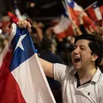 Chilenos celebran en la calle el "no" a la nueva constitución