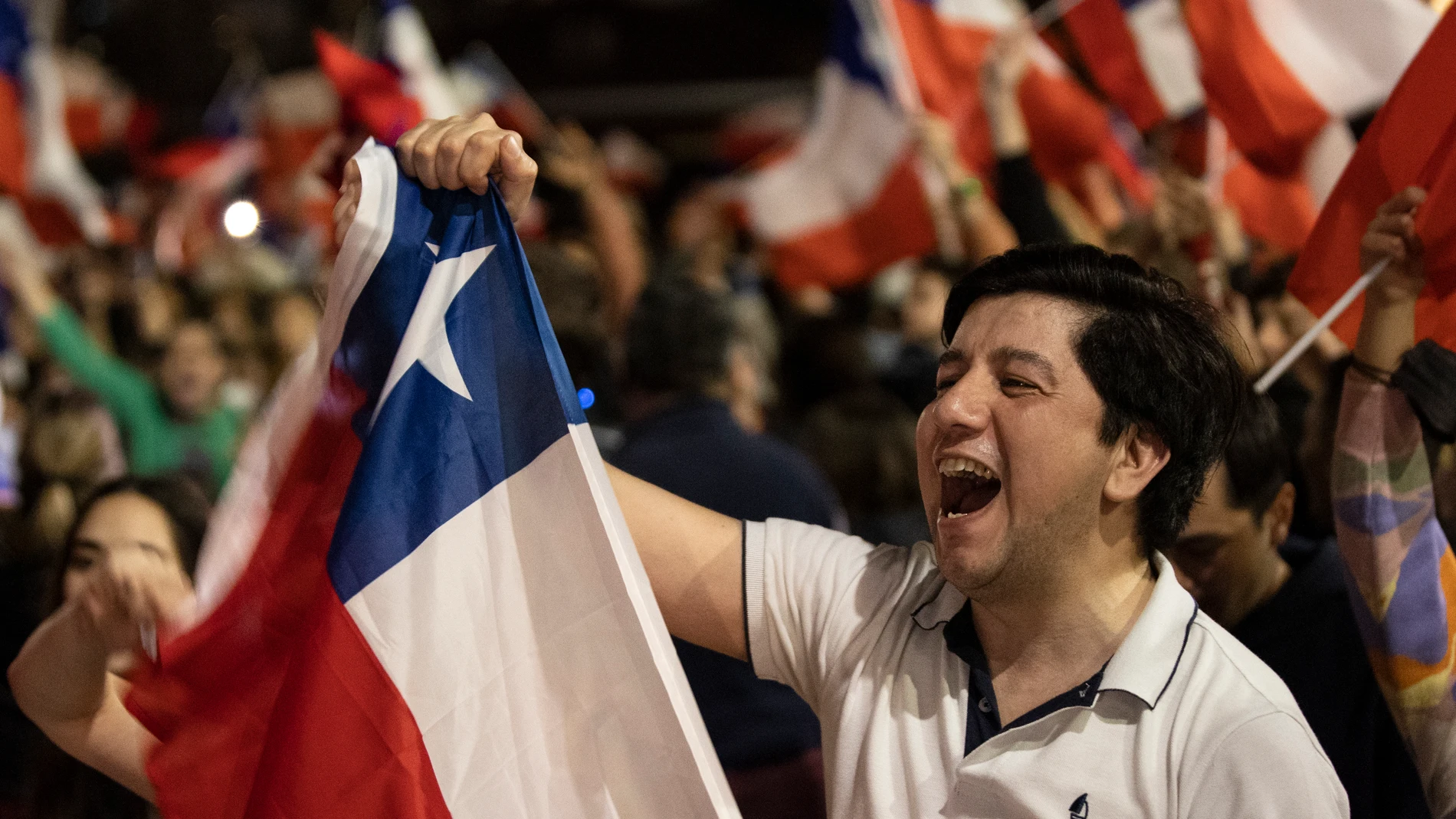Chilenos celebran en la calle el "no" a la nueva constitución