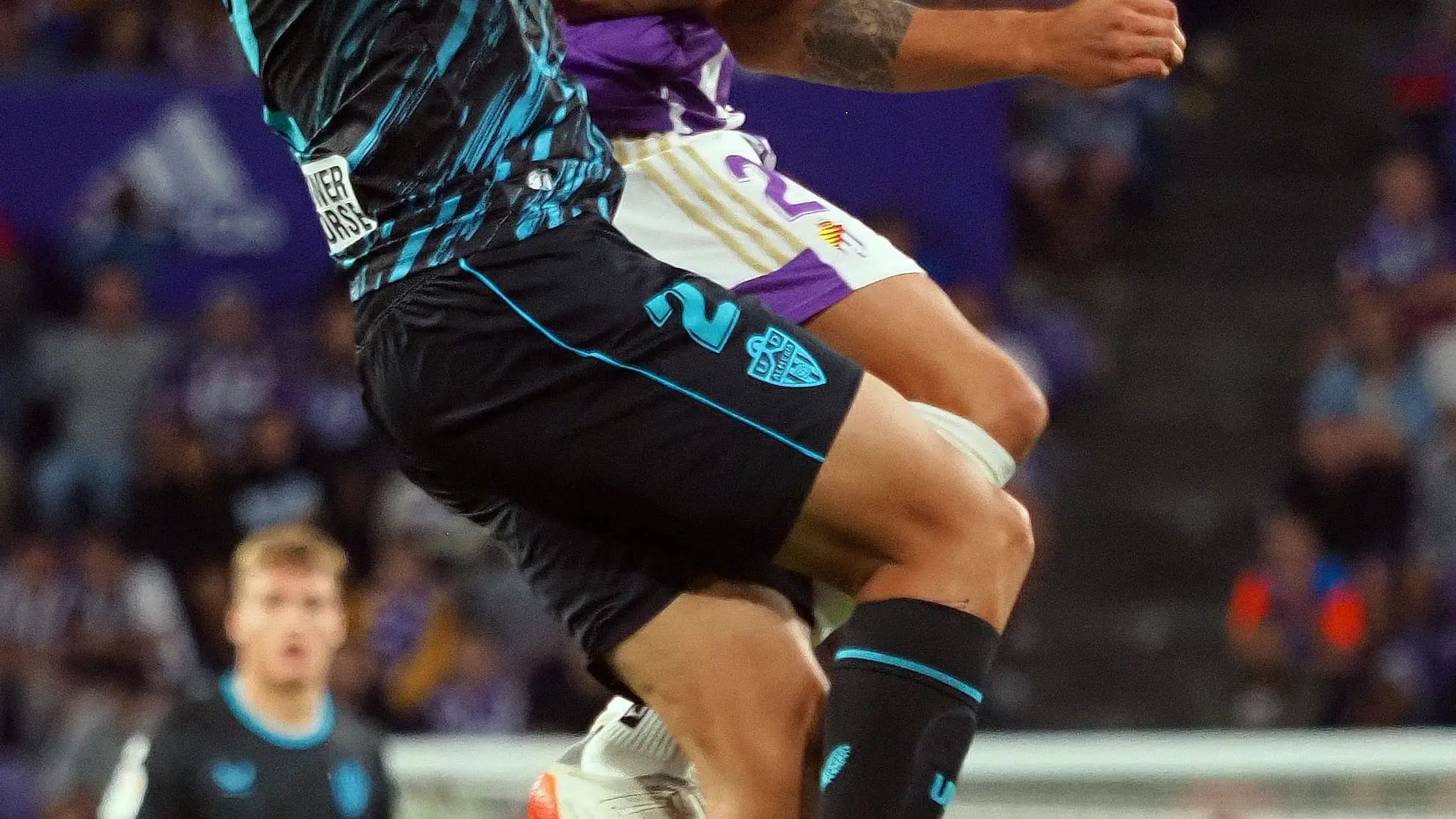 VALLADOLID, 05/09/2022.- El defensa brasileño de la UD Almería Kaiky Fernandes Melo (i) salta por el balón con Juan José Narváez, del Real Valladolid, durante el partido de la cuarta jornada de Liga en Primera División que se disputa hoy lunes en el estadio José Zorrilla, en Valladolid. EFE/R. García