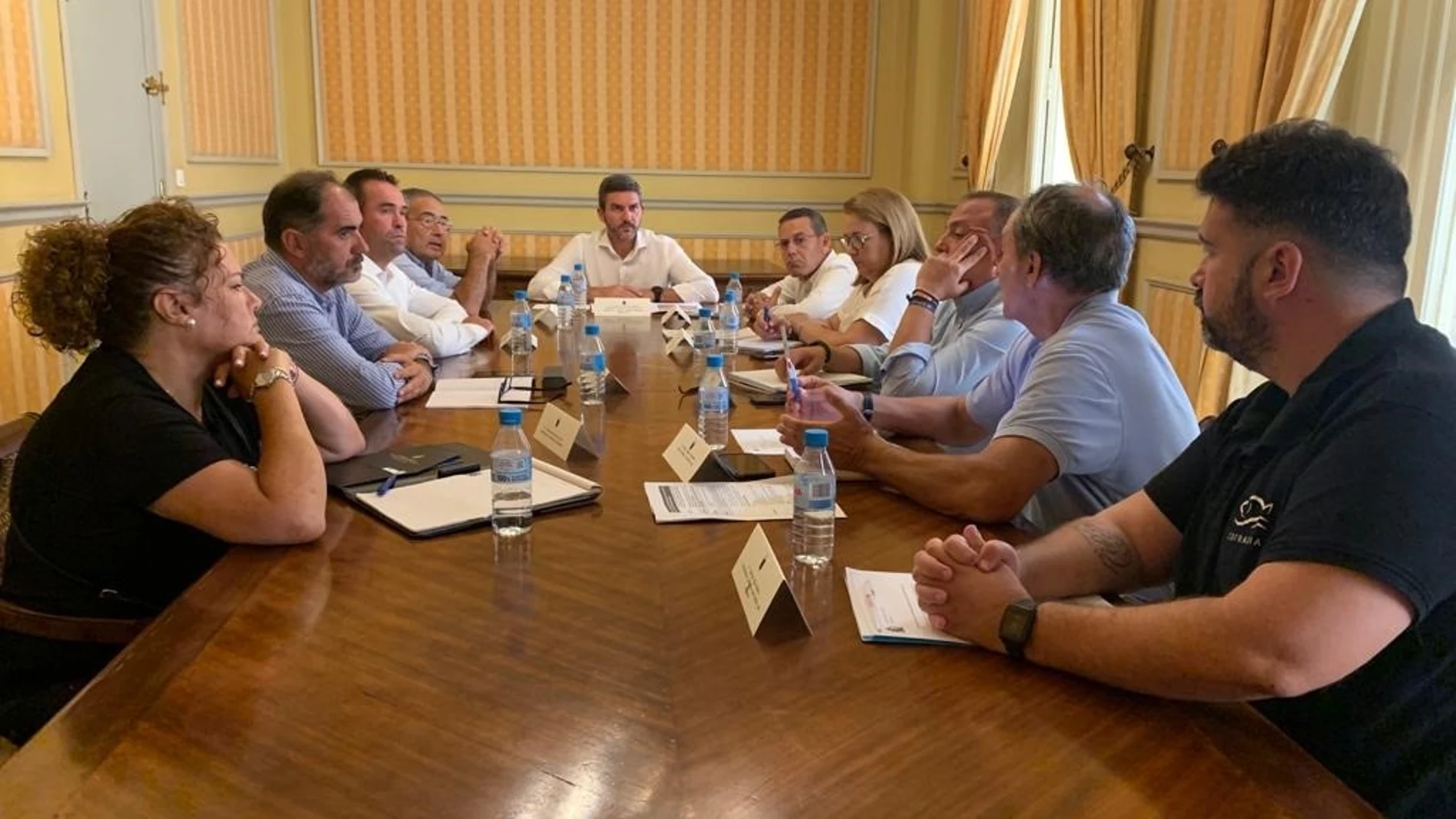 El consejero Antonio Luengo durante la reunión celebrada en Cartagena con los representantes de las cofradías de pescadores de la Región.