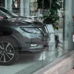 Una persona mira un coche en venta en un concesionario de Madrid