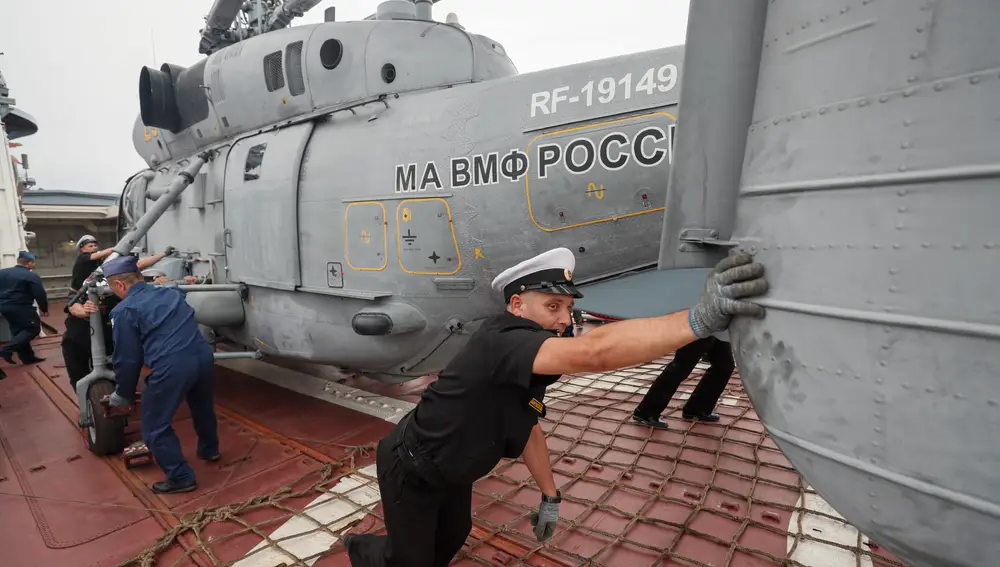 Marineros de la Armada rusa preparan un helicóptero para volar en el gran buque antisubmarino Marshal Shaposhnikov durante el ejercicio estratégico de mando y personal Vostok