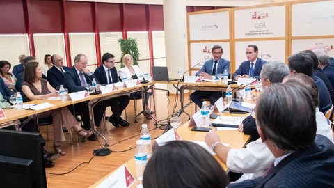 Reunión en la CEA con el nuevo consejero de Política Industrial y Energía de la Junta de Andalucía, Jorge Paradela. CEA