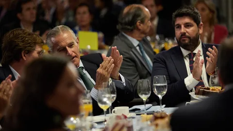 El alcalde de Madrid, José Luis Martínez-Almeida; el presidente de Europa Press, Asís Martín de Cabiedes; y el presidente de la Región de Murcia, Fernando López Miras, en un desayuno informativo de Europa Press