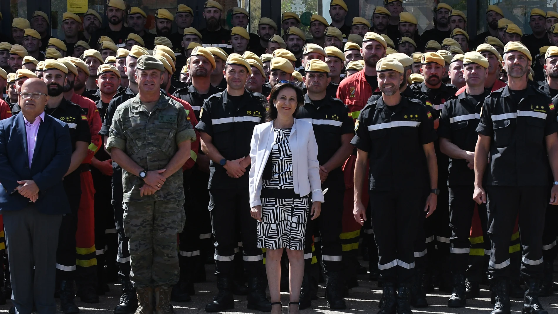 La ministra de Defensa, Margarita Robles, visita el V Batallón de Intervención de Emergencias en la base militar 'Conde de Gazola', ubicada en la localidad leonesa de El Ferral del Bernesga