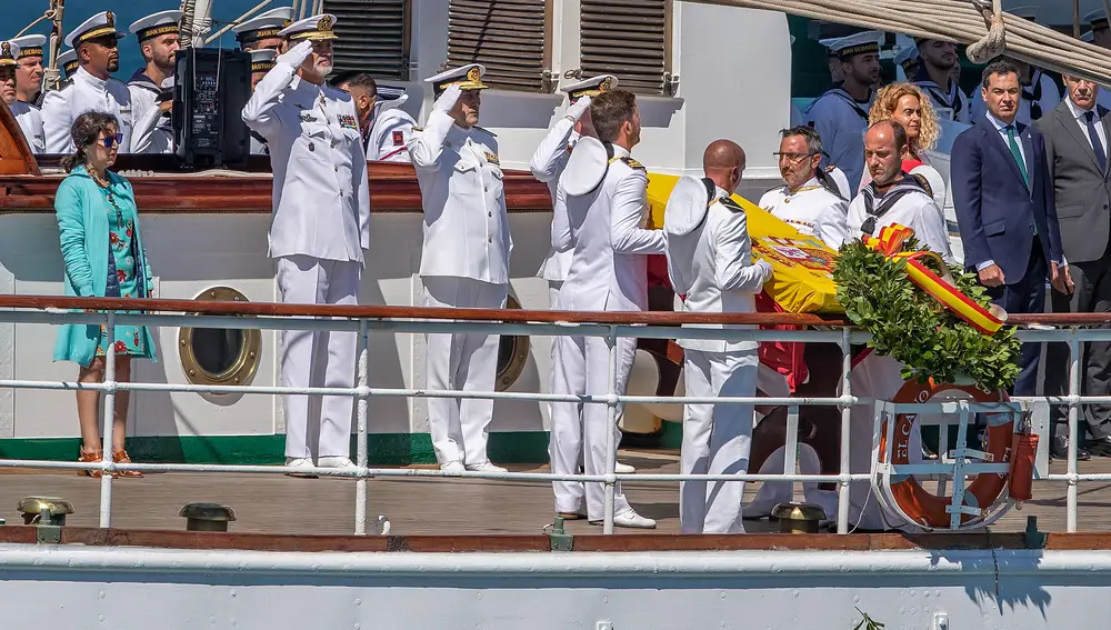 El rey Felipe VI (2 izq) rinde honores a bordo del buque escuela &quot;Juan Sebastián Elcano&quot;, mientras se lanza una corona de laurel al mar en aguas de Sanlúcar de Barrameda (Cádiz). EFE/ Román Ríos