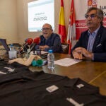 El director general de Infraestructuras y Sostenibilidad Ambiental de la Junta de Castilla y León, José Manuel Jiménez, y el Secretario Territorial, José Luis Valverde (d), presentaron el operativo y las últimas novedades de la XV edición del festival ''Músicos en la Naturaleza'