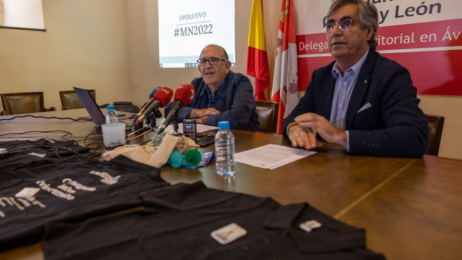 El director general de Infraestructuras y Sostenibilidad Ambiental de la Junta de Castilla y León, José Manuel Jiménez, y el Secretario Territorial, José Luis Valverde (d), presentaron el operativo y las últimas novedades de la XV edición del festival ''Músicos en la Naturaleza'