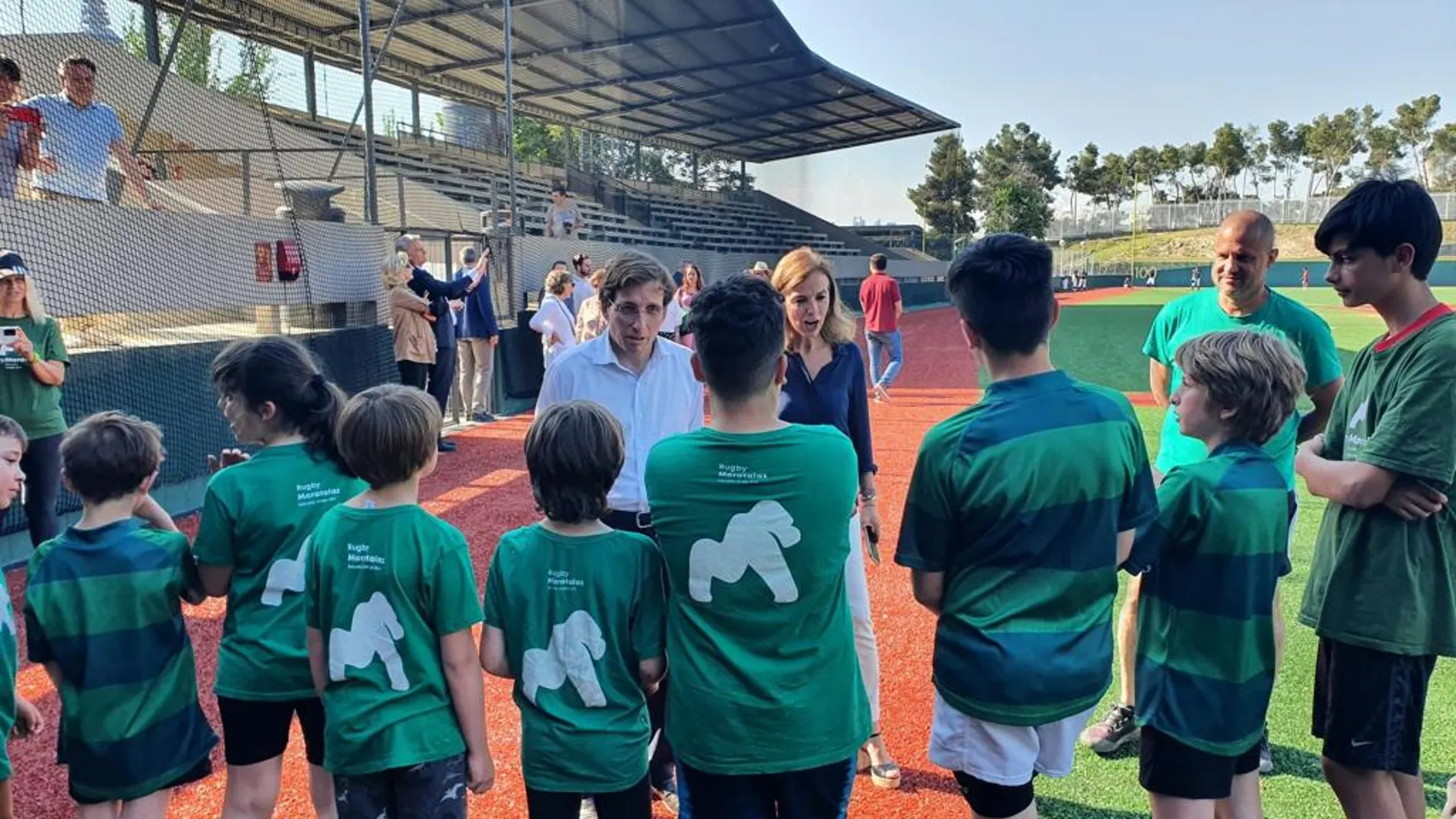 Martínez-Almeida, en su visita al nuevo campo de béisbol de Moratalaz