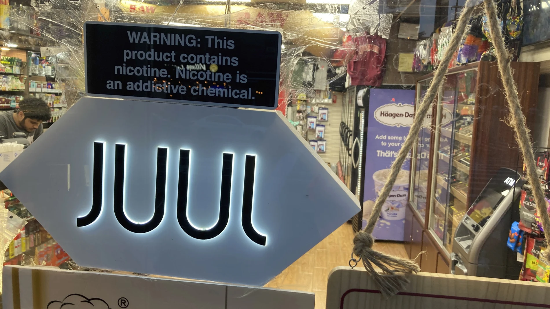 Un cartel del cigarrillo electrónico de Juul cuelga en una tienda de Nueva York
