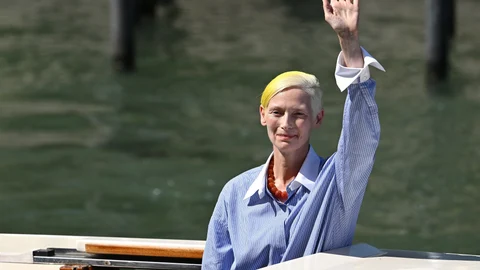 Tilda Swinton llegando a la Playa del Lido durante la 79 edición del Festival de Venecia