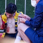 Primoz Roglic se mira las heridas en la meta