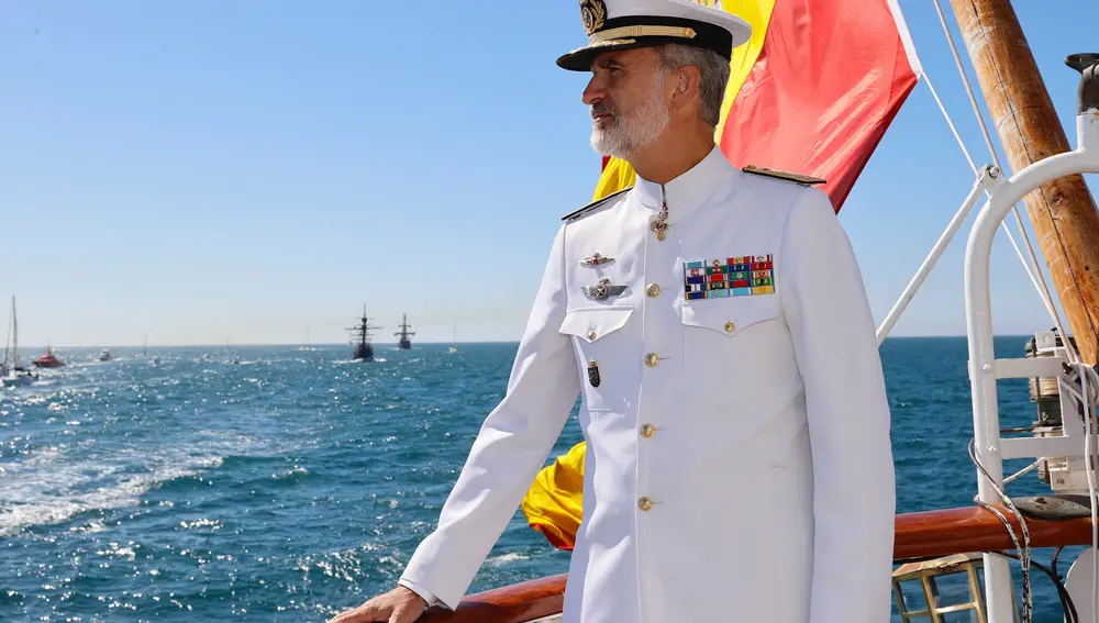 El rey Felipe VI posa a bordo del buque escuela de la Armada &quot;Juan Sebastián Elcano&quot;. EFE/ Francisco Gómez/Casa Real
