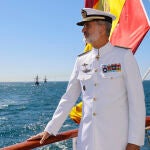 El rey Felipe VI posa a bordo del buque escuela de la Armada "Juan Sebastián Elcano". EFE/ Francisco Gómez/Casa Real