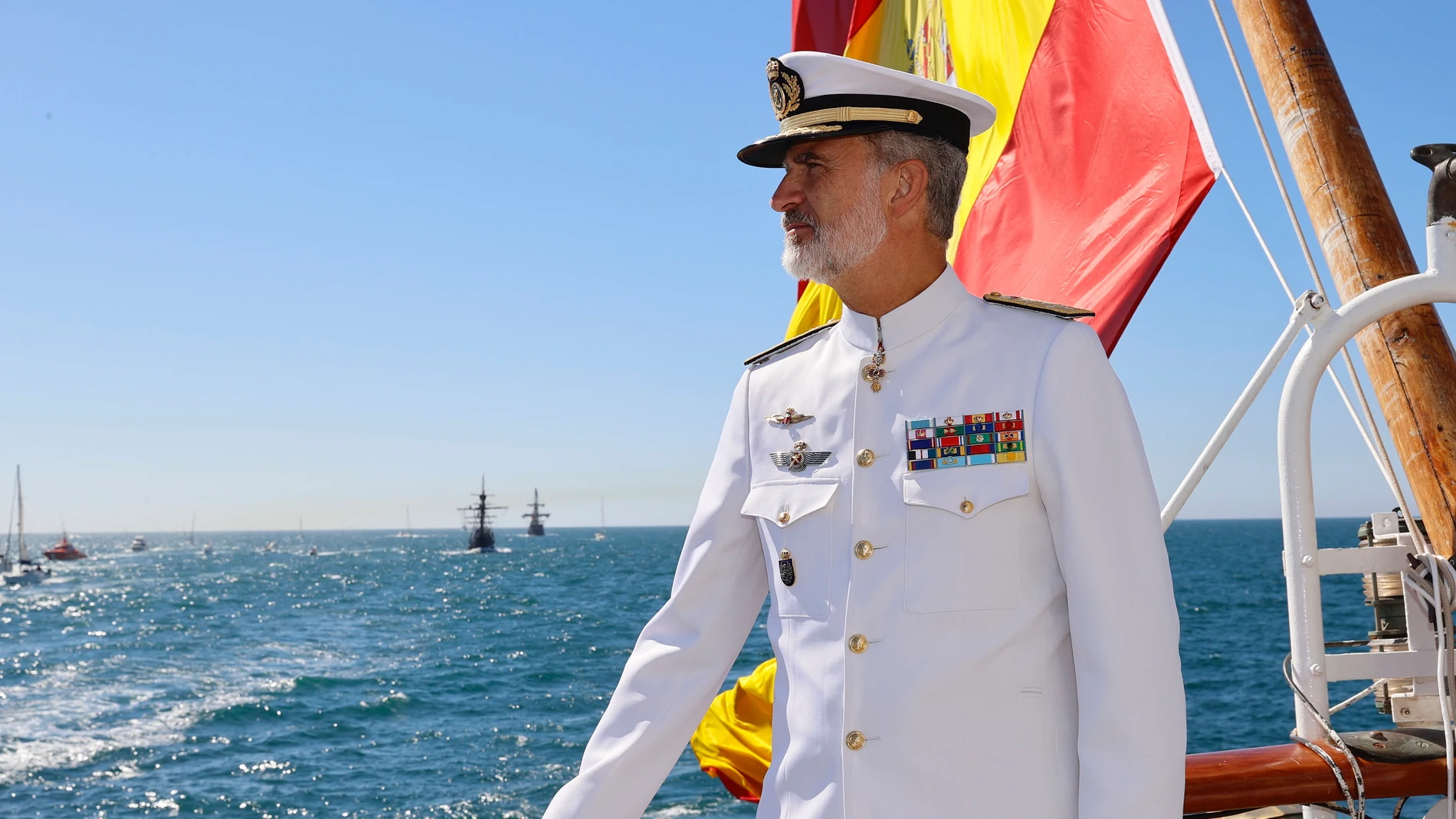 El rey Felipe VI posa a bordo del buque escuela de la Armada "Juan Sebastián Elcano". EFE/ Francisco Gómez/Casa Real