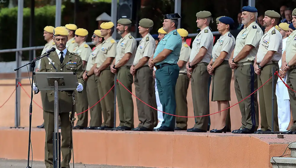 El teniente coronel del Ejército de Tierra Daniel Constantino (i) toma este martes posesión del mando del V Batallón de Intervención de la Unidad Militar de Emergencias (UME) en la base 'Conde de Gazola, ubicada en la localidad de Ferral del Bernesga (León).