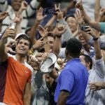Carlos Alcaraz se hace un selfie con los aficionados estadounidenses después de alcanzar los cuartos de final