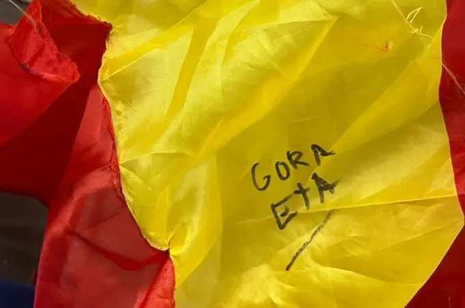 Ultraje a la bandera de España en la Universidad Complutense: “Gora ETA” y la hoz y el martillo