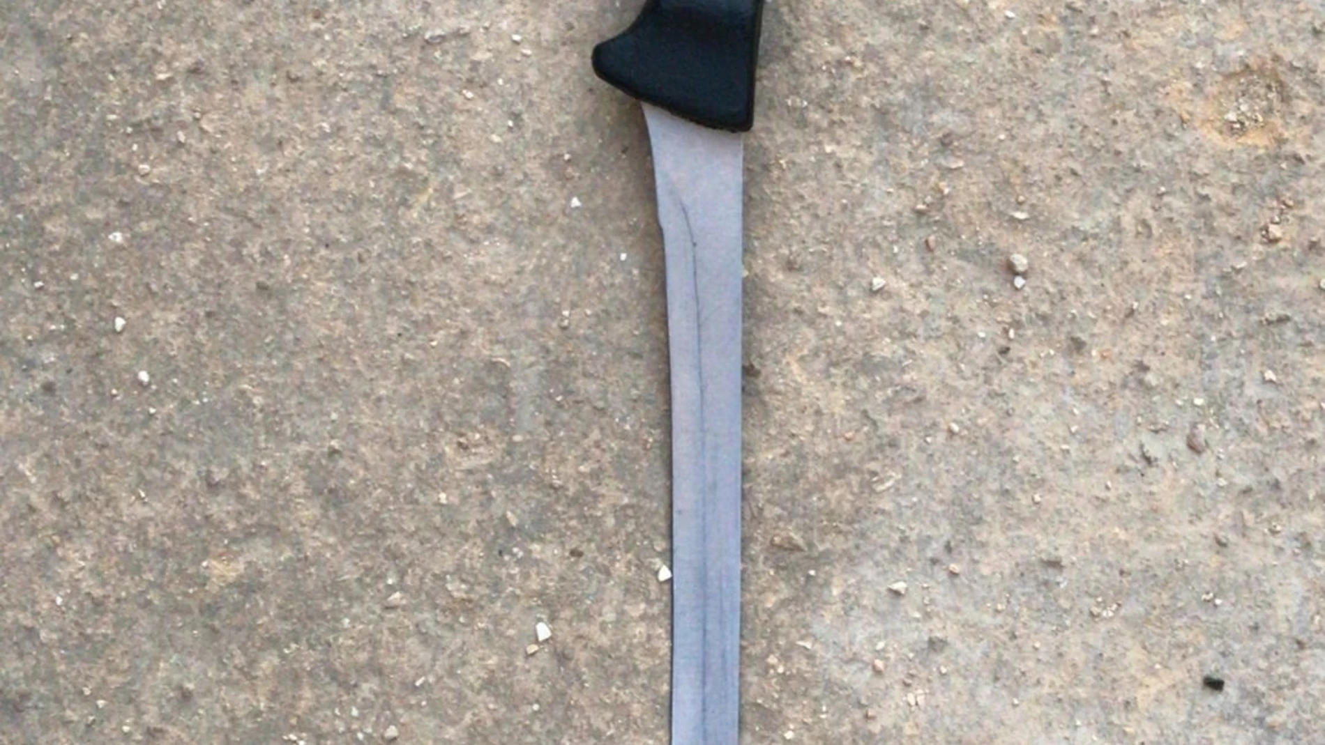 El cuchillo jamonero utilizado en la trifulca. POLICÍA NACIONAL