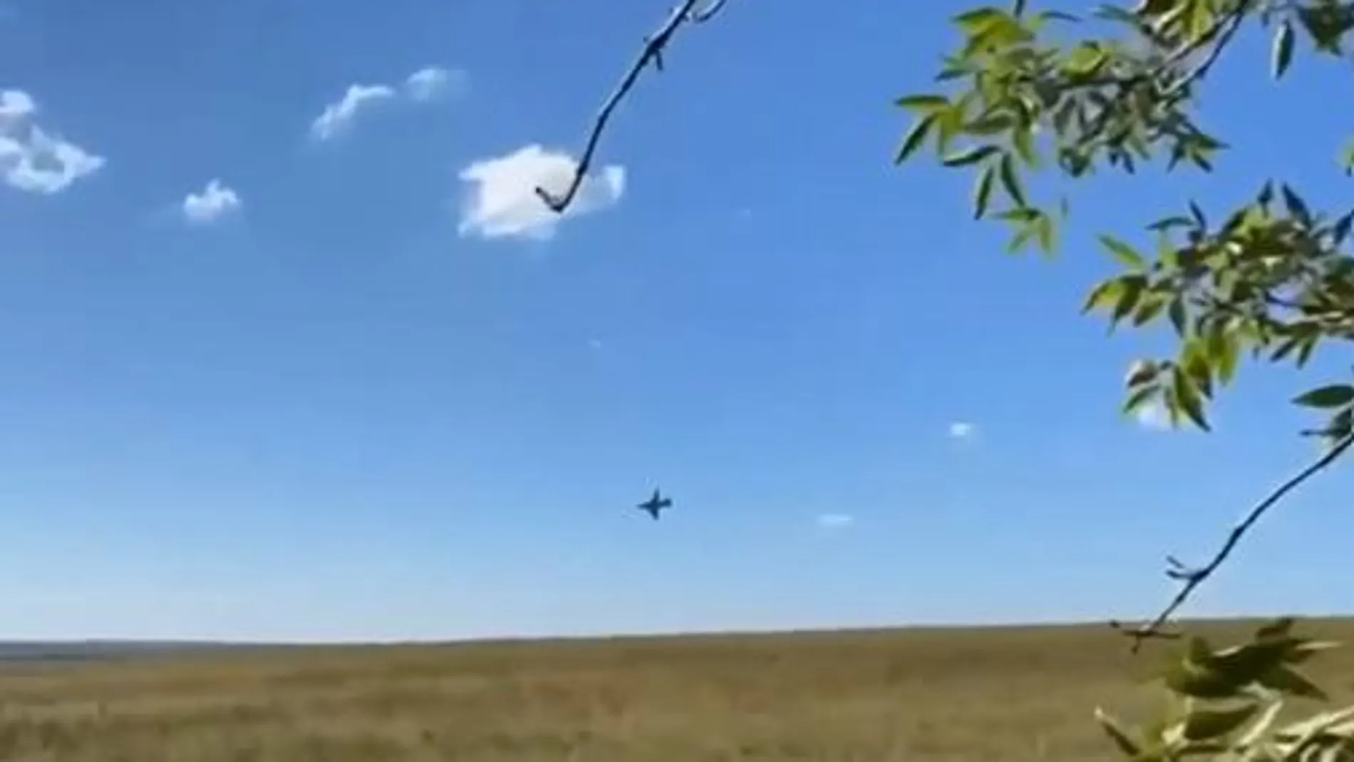 Momento en el que el avión de combate Su-25 ruso cae derribado sobre un campo en Ucrania.