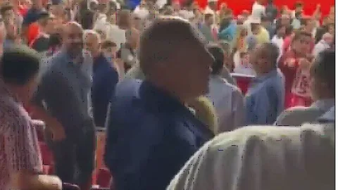 Captura del momento en el que Del Nido gritaba mirando al palco del Sánchez-Pizjuán