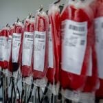 Bolsas de sangre en el laboratorio del centro de Transfusión de Valdebernardo, a 8 de enero de 2022, en Madrid (España).