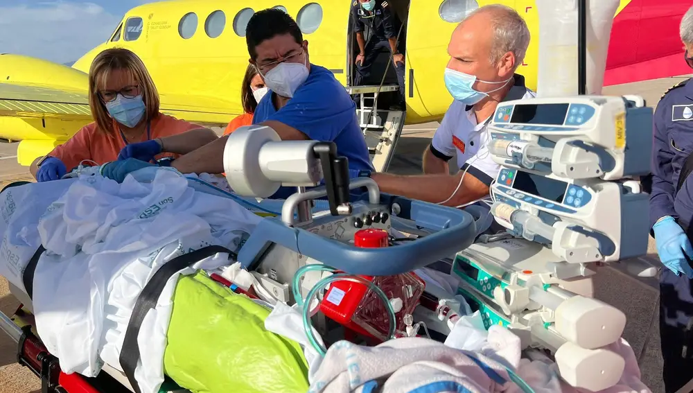 Sanitarios coordinan el traslado en avión de una paciente de Palma a Barcelona para realizarle un trasplante cardiaco