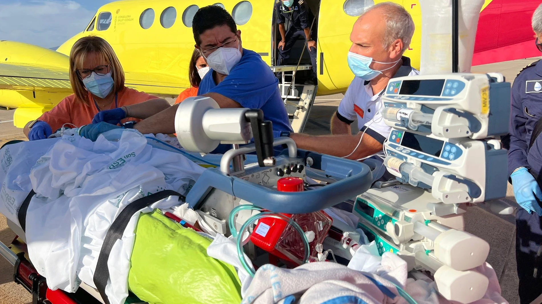 Sanitarios coordinan el traslado en avión de una paciente de Palma a Barcelona para realizarle un trasplante cardiaco