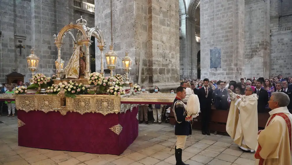 El arzobispo de Valladolid, Luis Argüello, recibe a la Virgen de San Lorenzo, y la bendice