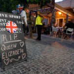 Cartel de un pub de Benidorm (Alicante) tras el fallecimiento de Isabel II