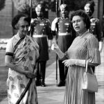 La Reina Isabel II con la primera ministra india, Indira Priyadarshini Gandhi