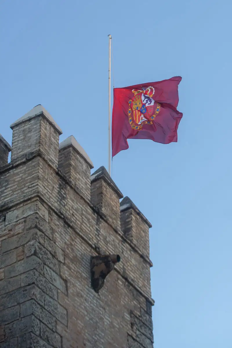 Bandera a media asta en los Reales Alcázares de Sevilla, por el fallecimiento de la Reina de Inglaterra Isabel II, durante el acto &quot;V Centenario de la llegada a Sevilla de la expedición de la Primera Vuelta al Mundo&quot;. Eduardo Briones / Europa Press