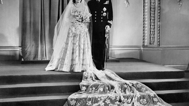Isabel y su esposo Felipe en el palacio de Buckingham tras su boda en 1947