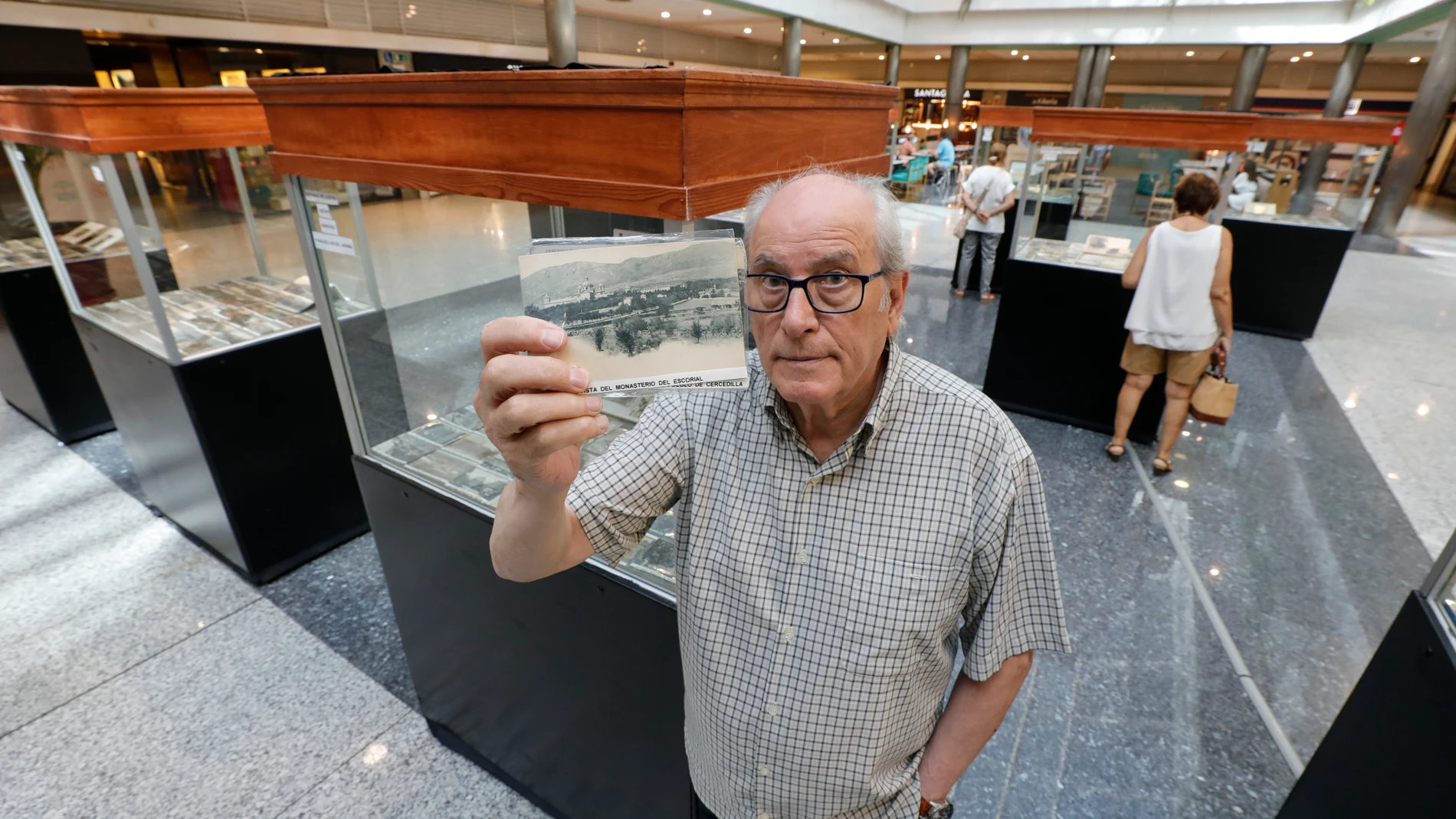 Juan Molina tiene una colección de 40.000 postales antiguas y regenta la conocida Librería Vitorio