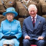 La reina Isabel II junto a su hijo, el príncipe Carlos de Gales