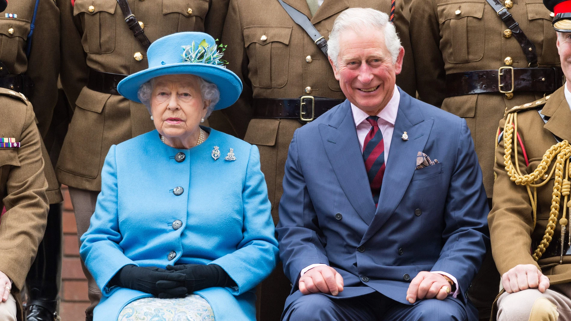 La reina Isabel II junto a su hijo, el príncipe Carlos de Gales