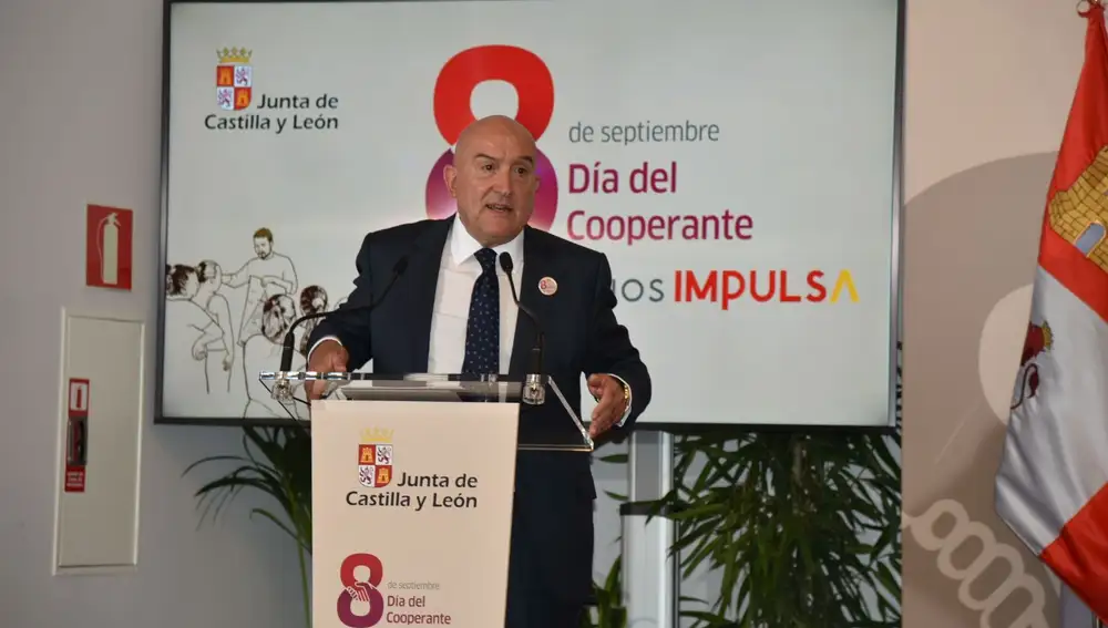 El consejero de la Presidencia, Jesús Julio Carnero, interviene durante los actos del Día del Cooperante celebrados en Segovia