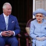 Isabel II junto a su hijo Carlos en el balcón del Palacio de Buckingham el pasado 30 de junio