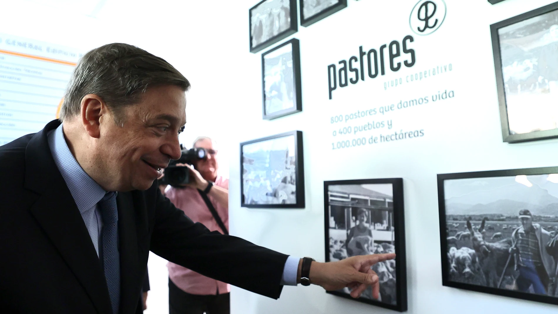 Luis Planas, durante una visita a Pastores Grupo Cooperativo