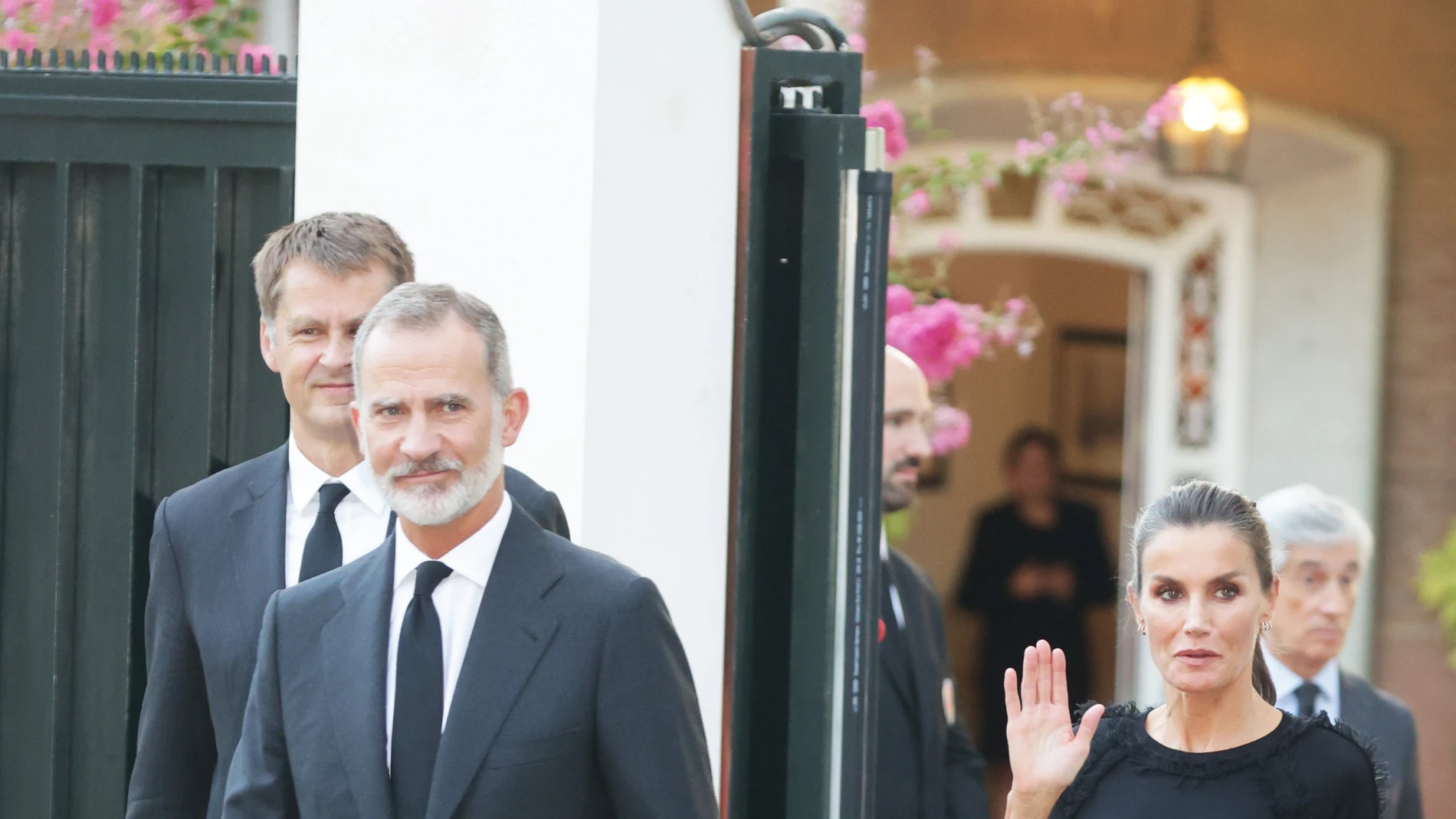 El Rey Felipe VI y la Reina Letizia salen de la casa del embajador de Reino Unido, Hugh Elliot, para presentar sus condolencias