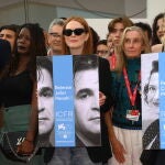De izda. a dcha.: Audrey Diwan, Julianne Moore (sosteniendo un cartel reivindicativo con el rostro de Jafar Panahi) e Isabel Coixet, en la Mostra