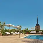 La piscina privada con vistas privilegiadas al skyline madrileño es uno de los lujos de la Madrid Penthouse