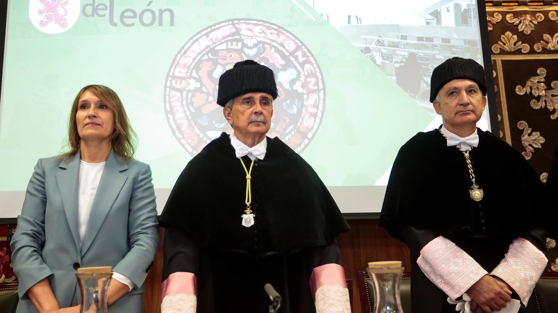 Acto de apertura del curso 2022-2023 de la Universidad de León. En la imagen, la consejera de Educación de la Junta, Rocío Lucas junto al rector de la ULE, Juan Francisco García Marín y al rector de la UVA, Antonio Largo Cabrerizo