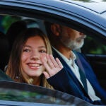 La infanta Sofía en el coche con su padre, el Rey Felipe VI