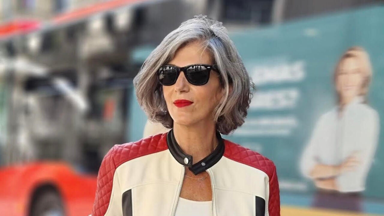 Las mujeres de 50 anos llevan la cazadora Motomami de Zara con los pantalones mas elegantes y zapatillas Converse para ir a la oficina