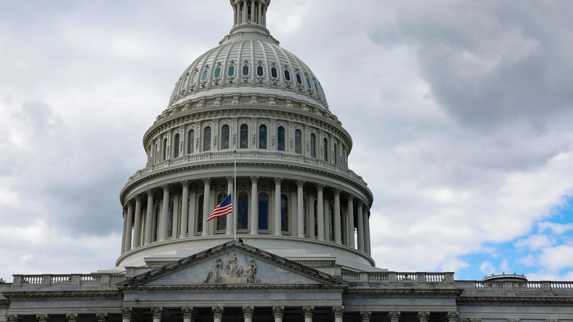 Bandera a media asta en el Capitolio de Estados Unidos tras el fallecimiento de Isabel II