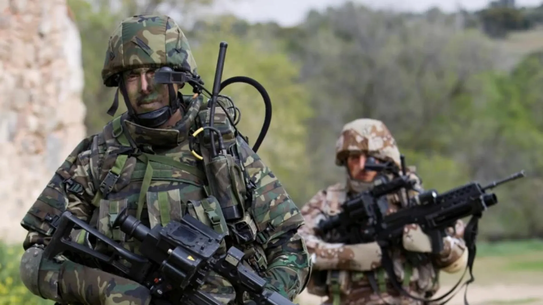 Soldados del Ejército equipados con equipos de visión, comunicaciones y armamento